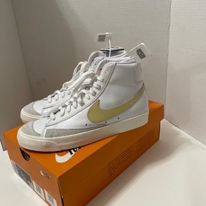 Size 9.5 Nike Blazer ‘77 Vintage Mid White with gold Nike Sign